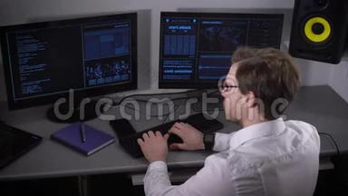 侧面看一个年轻的自由职业者穿着白色衬衫和智能手表在家里的电脑工作。 独立<strong>程序员</strong>